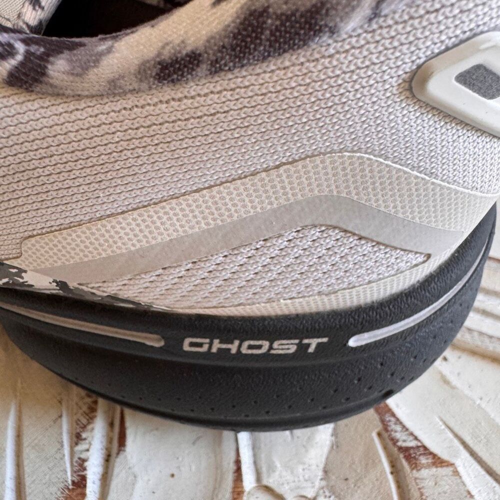 Brooks Ghost 15 running shoes in a white and ebony "White Camo" 9.5 - Picture 5 of 9